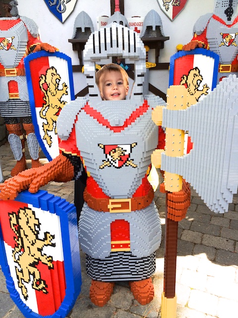 legoland knight pose